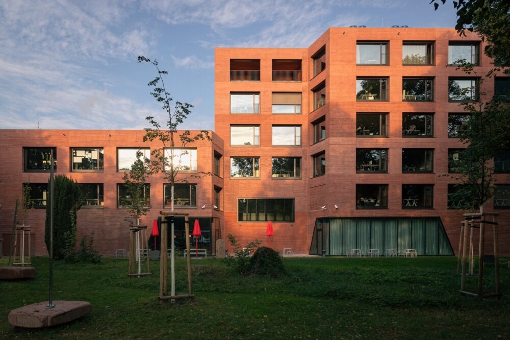 Foto vom Publix Gebäude, Gartenperspektive