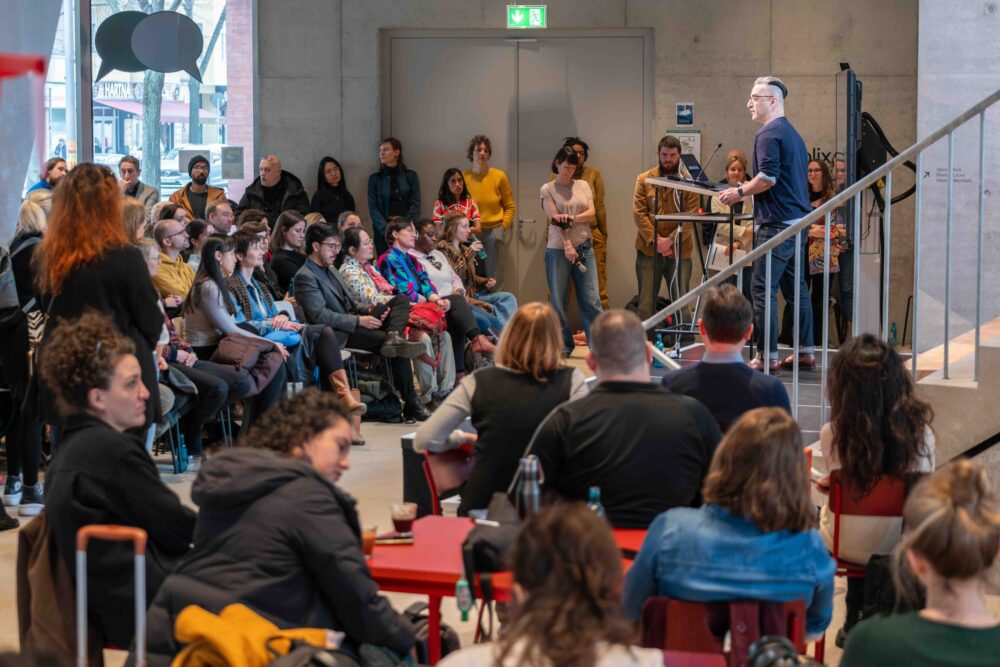 Publix Publikum bei einem Talk auf der Treppe