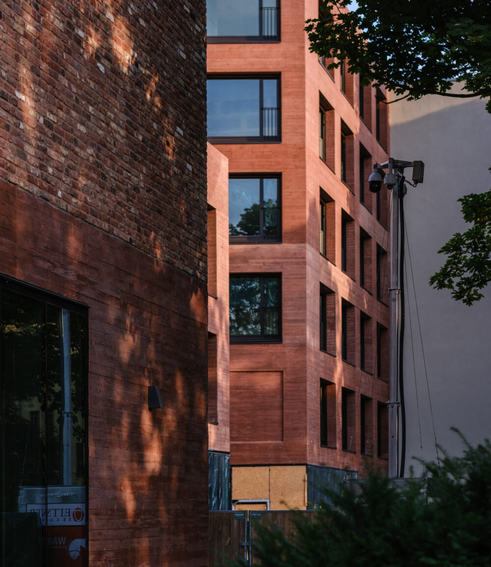 Foto vom Publix-Gebäude im Schatten der Bäume