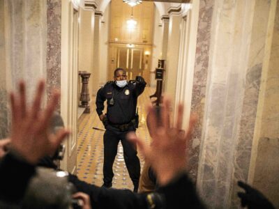 Wenn Fotojournalist:innen keinen Zugang haben, wird es solche Bilder bald nicht mehr geben: Nach dem Sturm auf den US-Kongress in Washington am 6. Januar 2021 wurde das Foto dieses Beamten der US Capitol Police zu einem Symbol für die Zerbrechlichkeit der Demokratie.